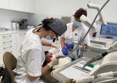 Zubné ošetrenie pacienta v modernej stomatologickej ambulancii s profesionálnym tímom