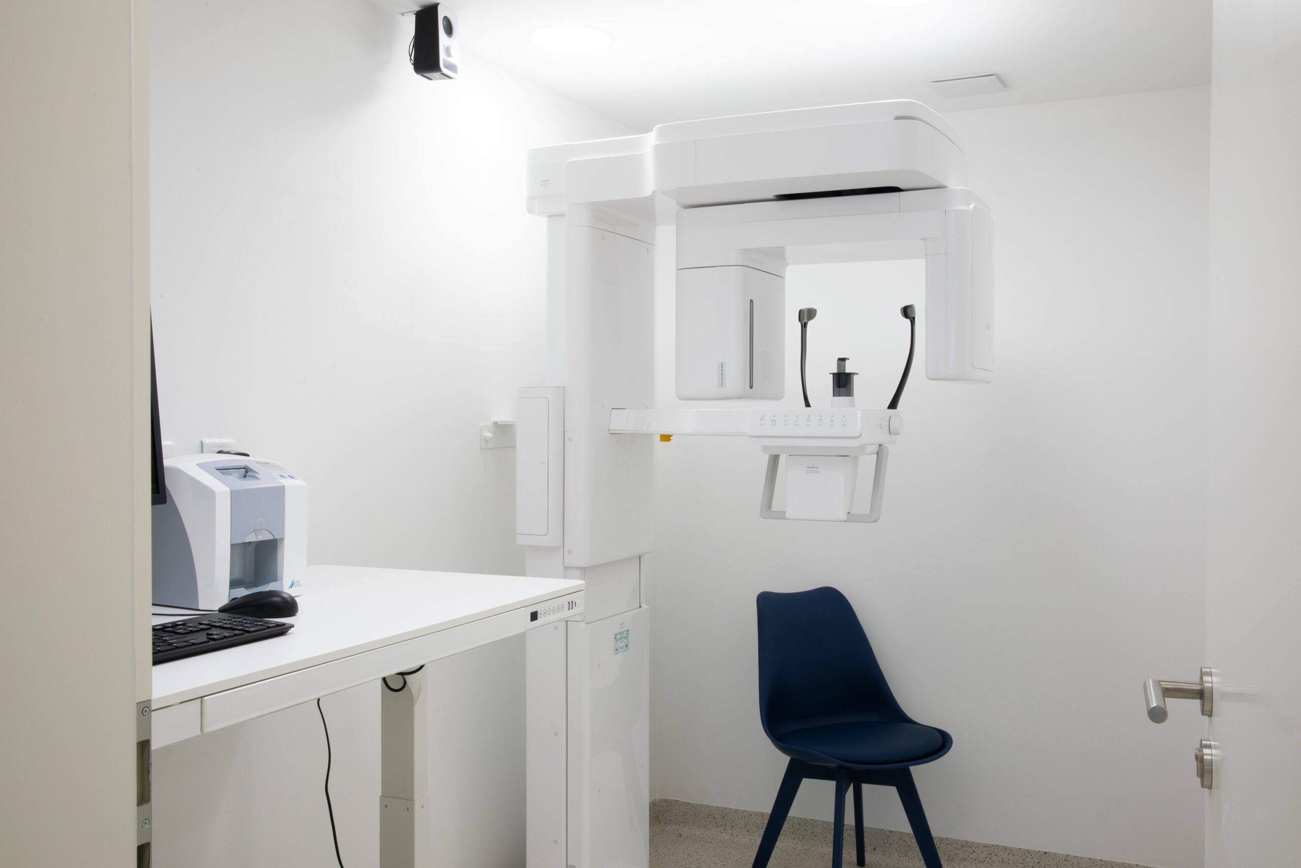 Moderný zubný RTG prístroj s vysokým rozlíšením v stomatologickej ambulancii