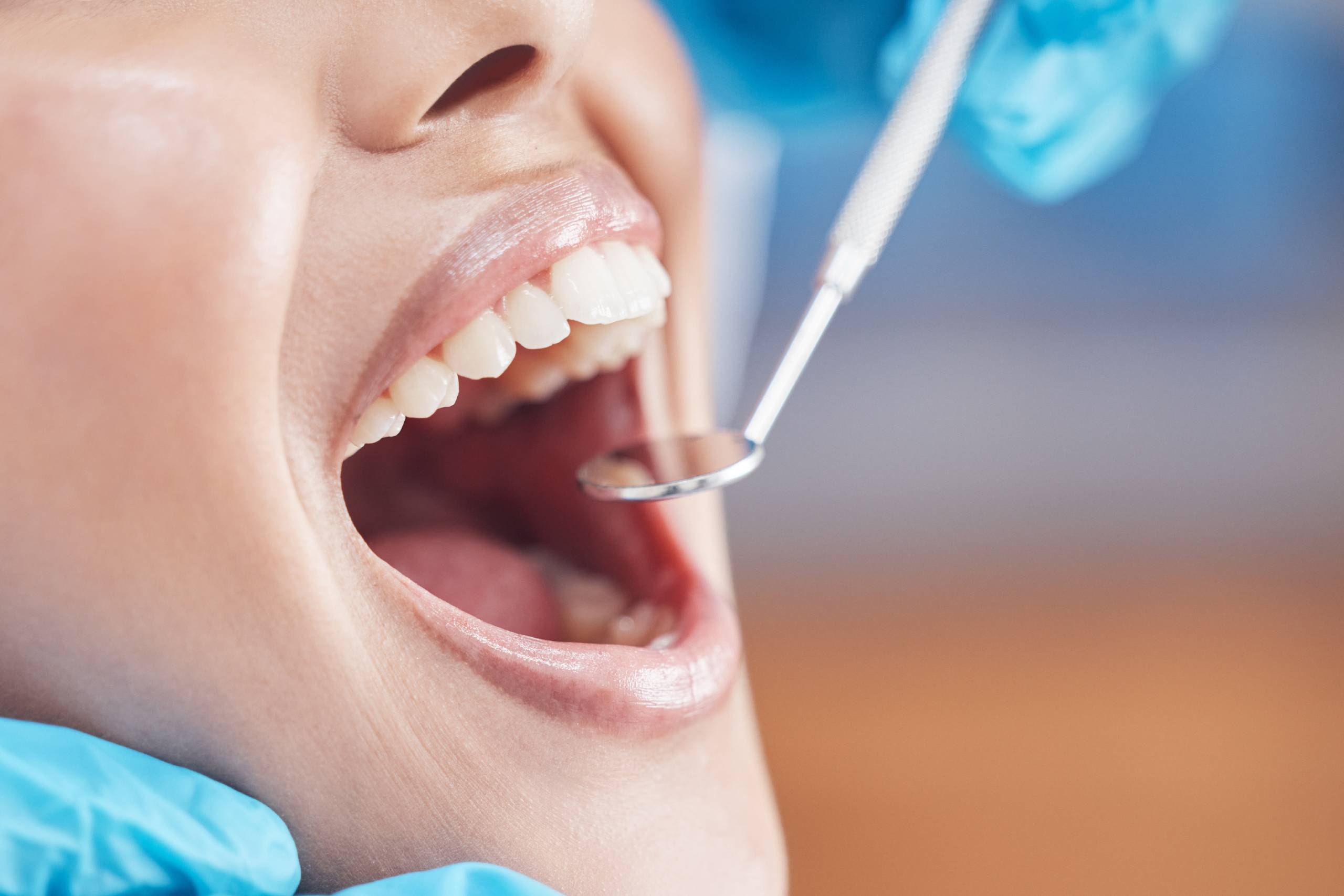 Ukážka správnej techniky čistenia zubov na modeli chrupu