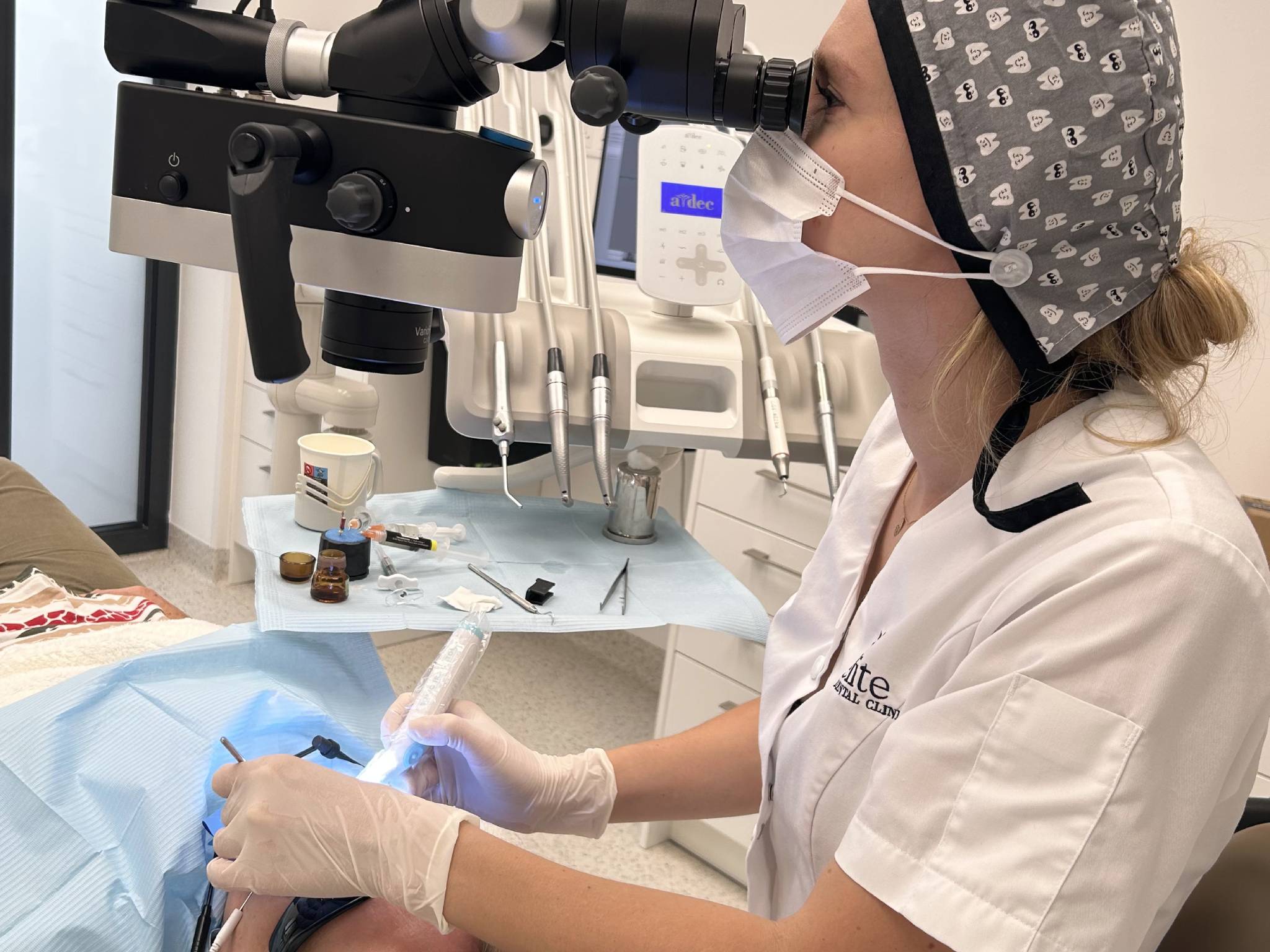 Zubné ošetrenie pacienta v modernej stomatologickej ambulancii s profesionálnym tímom